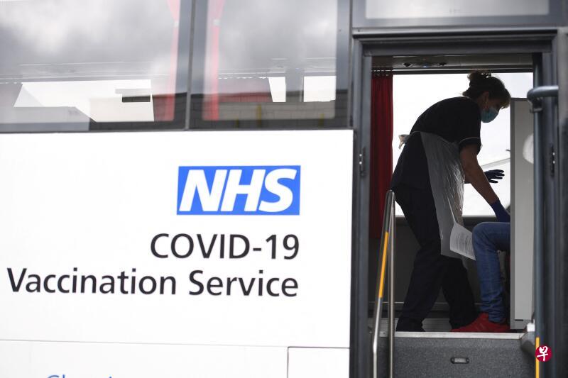 英国将加快为50岁以上及临床易感人群接种第二剂冠病疫苗,缩短两剂疫苗接种的时间间隔至8周。(法新社) 英国将加快为50岁以上及临床易感人群接种第二剂冠病疫苗,缩短两剂疫苗接种的时间间隔至8周。(法新社)