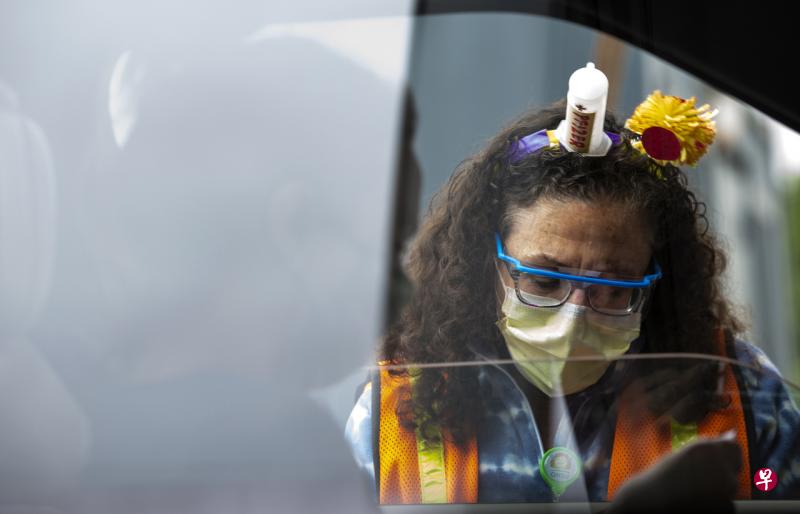 全美上周冠病死亡人数已减少到将近14个月来的最低点。(彭博社) 全美上周冠病死亡人数已减少到将近14个月来的最低点。(彭博社)