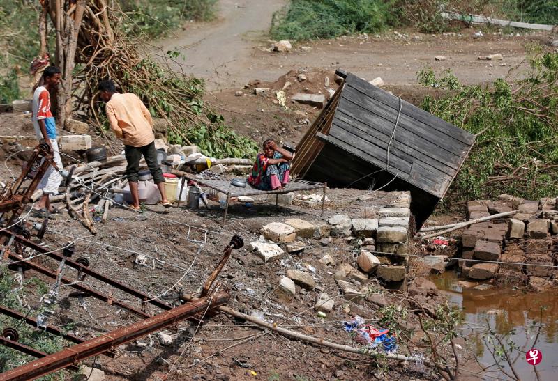 强烈飓风陶特袭击印度西岸,大批房屋被强风豪雨吹毁。死亡人数已增至至少61人,逾百人仍失踪。(路透社) 强烈飓风陶特袭击印度西岸,大批房屋被强风豪雨吹毁。死亡人数已增至至少61人,逾百人仍失踪。(路透社)
