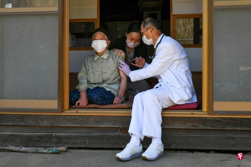 4月21日,卫生工作人员到长野县北垣市村一些老年人家中为他们接种疫苗。(法新社)
4月21日,卫生工作人员到长野县北垣市村一些老年人家中为他们接种疫苗。(法新社)