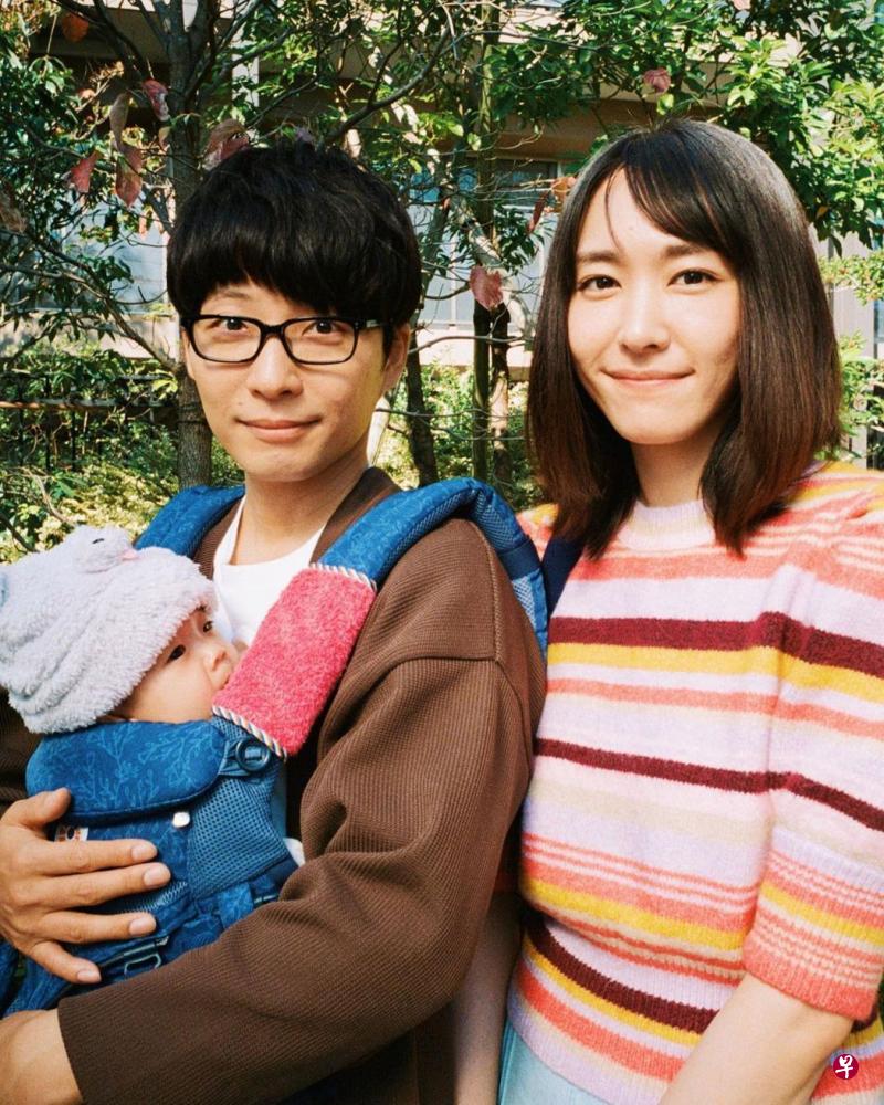 星野源与新垣结衣在电视剧《逃跑虽可耻但有用》里假同居。(剧照) 星野源与新垣结衣在电视剧《逃跑虽可耻但有用》里假同居。(剧照)