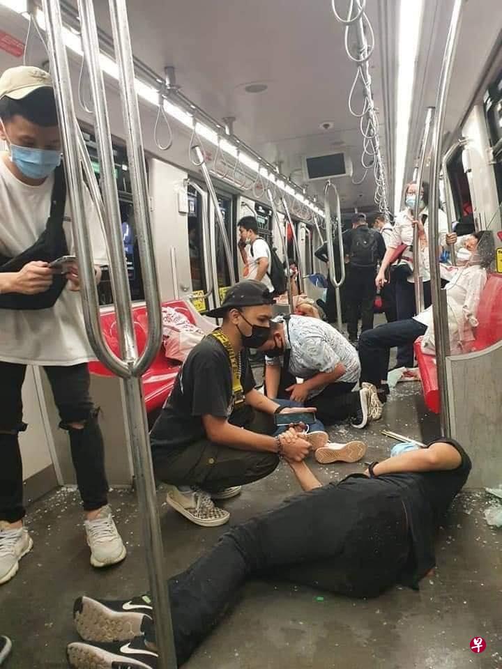 吉隆坡轻快铁两列车不知何故相撞,造成多名乘客受伤及困在车厢内。(互联网照片) 吉隆坡轻快铁两列车不知何故相撞,造成多名乘客受伤及困在车厢内。(互联网照片)