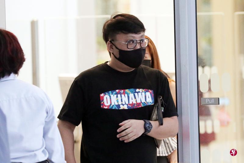 杨靖成被判坐牢四周、罚款4000元,以及吊销各级驾照两年。(海峡时报档案照)
Yeo Jing Cheng leaving State Courts on 15 Apr 2021 杨靖成被判坐牢四周、罚款4000元,以及吊销各级驾照两年。(海峡时报档案照)
Yeo Jing Cheng leaving State Courts on 15 Apr 2021