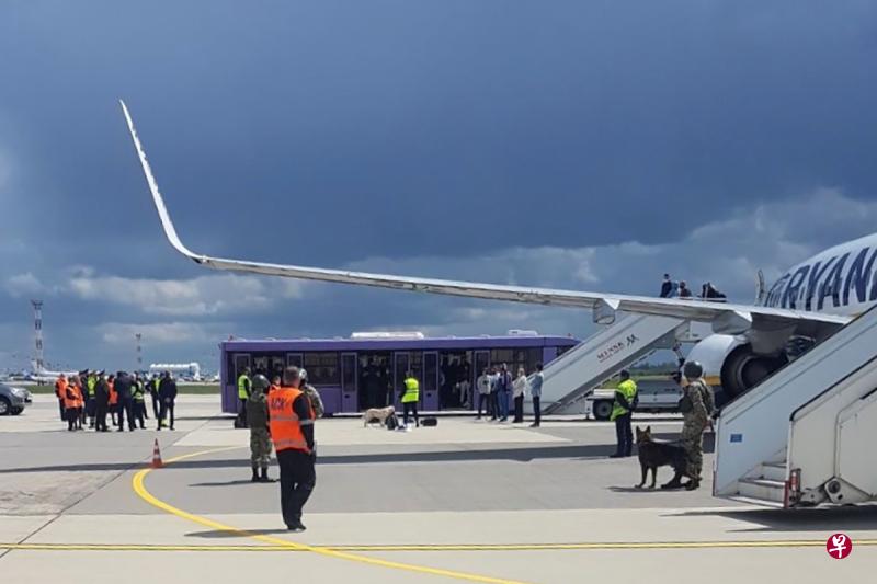 白罗斯政府5月23日以炸弹威胁为由派战机升空,迫使瑞安航空一架客机紧急降落在白罗斯首都明斯克,逮捕在机上的26岁异议人士普罗塔塞维奇和他女友。(路透社) 白罗斯政府5月23日以炸弹威胁为由派战机升空,迫使瑞安航空一架客机紧急降落在白罗斯首都明斯克,逮捕在机上的26岁异议人士普罗塔塞维奇和他女友。(路透社)