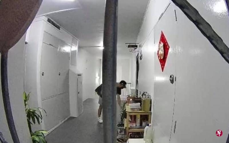 黑衣男从单位外的柜子偷一双白色运动鞋,被隔壁邻居的电眼拍下。(受访者提供) 黑衣男从单位外的柜子偷一双白色运动鞋,被隔壁邻居的电眼拍下。(受访者提供)