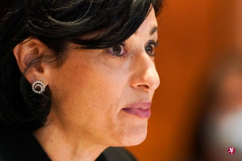 美国疾控中心主任瓦伦斯基说:“如果你还没接种冠病疫苗,我们对你的建议没有改变,你仍然面对感染风险。你还是得戴口罩及遵守其他防疫措施。”(彭博社) 美国疾控中心主任瓦伦斯基说:“如果你还没接种冠病疫苗,我们对你的建议没有改变,你仍然面对感染风险。你还是得戴口罩及遵守其他防疫措施。”(彭博社)