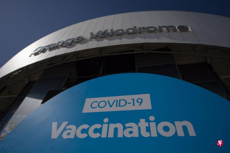 根据美国疾控中心周二公布的研究报告,被冠状病毒攻破疫苗防线的比率为0.001%,住院率为0.0007%,而死亡率为0.0001%。(法新社) 根据美国疾控中心周二公布的研究报告,被冠状病毒攻破疫苗防线的比率为0.001%,住院率为0.0007%,而死亡率为0.0001%。(法新社)