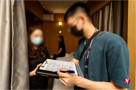 警方展开两周执法行动,突击检查约850间按摩院。(警方提供) 警方展开两周执法行动,突击检查约850间按摩院。(警方提供)