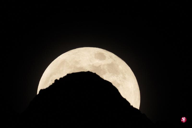 美国通用汽车公司和美国国防承包商洛克希德·马丁公司计划在10年内合作开发无压载人月球车,让“阿尔忒弥斯”计划的宇航员在月球表面更快速地移动、跨越更远的距离。(法新社) 美国通用汽车公司和美国国防承包商洛克希德·马丁公司计划在10年内合作开发无压载人月球车,让“阿尔忒弥斯”计划的宇航员在月球表面更快速地移动、跨越更远的距离。(法新社)