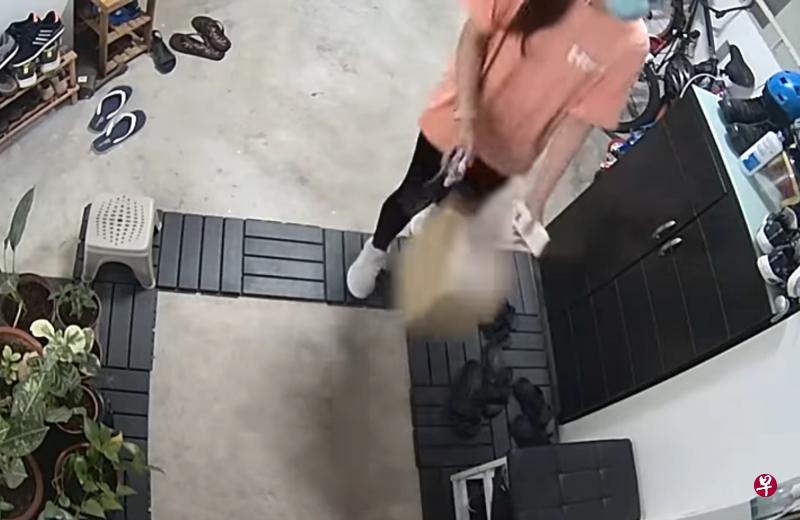 卡马鲁住家门口的电眼拍到,女送货员直接把包裹丢在地上,他在屋内都听到响声。(受访者提供) 卡马鲁住家门口的电眼拍到,女送货员直接把包裹丢在地上,他在屋内都听到响声。(受访者提供)
