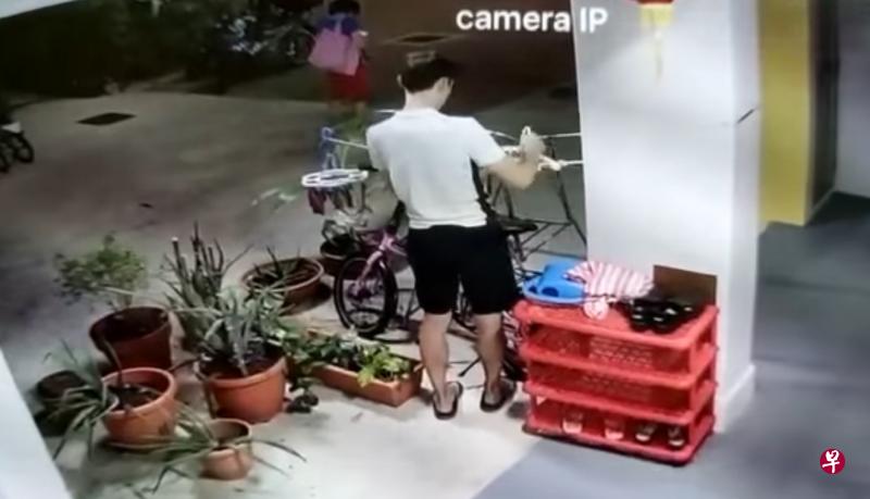 男子拿起衣架查看,随之把两个带有夹子的衣架子取走,女子从头到尾则站在不远处等待。(取自互联网) 男子拿起衣架查看,随之把两个带有夹子的衣架子取走,女子从头到尾则站在不远处等待。(取自互联网)
