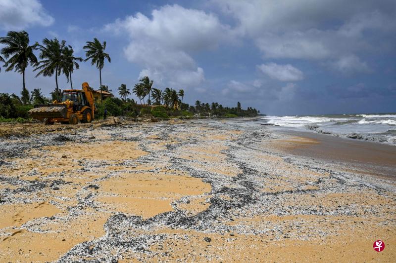 上周四发生的集装箱船大火带来大量塑料和其他垃圾碎片,斯里兰卡当局担心大量聚乙烯颗粒被冲上海滩,还会威胁浅水区的鱼类繁殖。(法新社) 上周四发生的集装箱船大火带来大量塑料和其他垃圾碎片,斯里兰卡当局担心大量聚乙烯颗粒被冲上海滩,还会威胁浅水区的鱼类繁殖。(法新社)