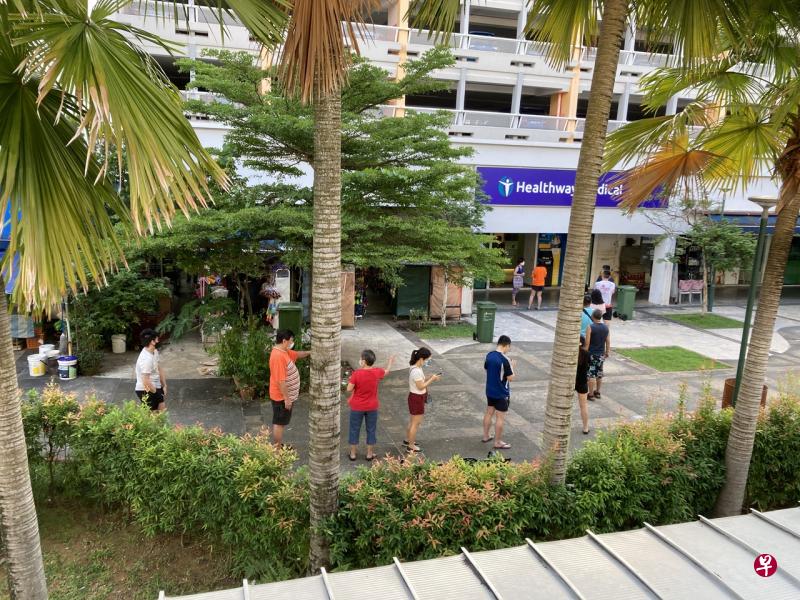 今早在同座组屋楼下诊所外排队检测的居民,一度多达50人,人龙排到组屋外。(唐家鸿摄) 今早在同座组屋楼下诊所外排队检测的居民,一度多达50人,人龙排到组屋外。(唐家鸿摄)