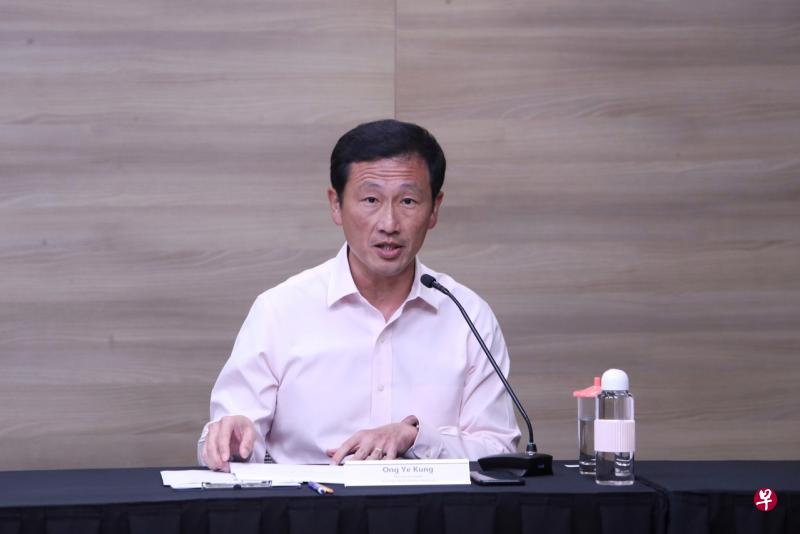 卫生部长王乙康在政府抗疫跨部门工作小组记者会上,汇报有关社区冠病传播情况的最新数据。(通讯及新闻部提供) 卫生部长王乙康在政府抗疫跨部门工作小组记者会上,汇报有关社区冠病传播情况的最新数据。(通讯及新闻部提供)