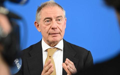 意大利工业部长乌尔索于4月8日在巴黎郊外举行的欧洲产业政策三方会议后,向媒体发表讲话。(法新社)