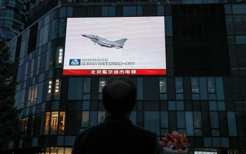 北京一户外大屏幕5月24日播放中国大陆解放军东部战区在台湾周边进行军事演习的新闻片段。（路透社）