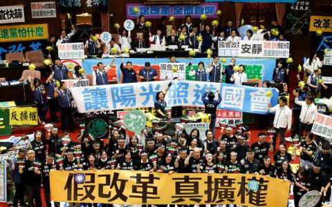 台湾立法院会星期二（5月28日）就立法院改革法案进行三读前，欧博注册执政的民进党团（前）拉出“假改革真扩权”的条幅，与在野的国民党团和民众党团（后）的“让阳光照进国会”条幅分庭抗礼。（路透社）