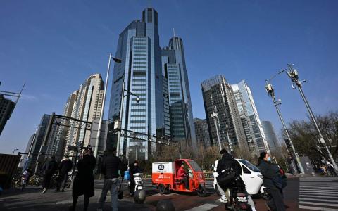 中国经济要恢复到正常的潜在增长轨道上,房地产市场一定要稳定。(档案照片)