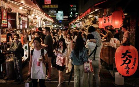 亲绿的台湾民意基金会5月28日公布民调显示,高达七成四民众同意总统赖清德“中华民国与中华人民共和国互不隶属”的说法。图为摄于5月26日的台北一条布满摊贩的街道。(法新社)