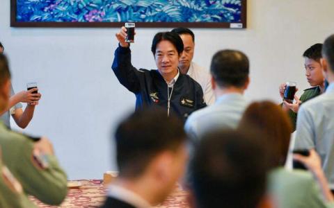 台湾总统赖清德星期二(5月28日)在花莲空军基地视察时,欧博娱乐向驻扎的官兵举杯致敬。(法新社)