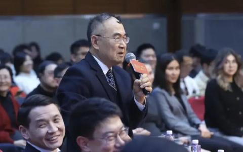 人大学者王宪举在人大一场公开活动上问：怎么能让女大学生们老老实实、服服帖帖地生孩子？（互联网）