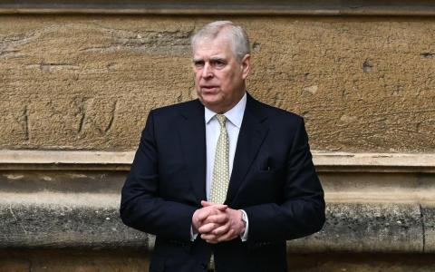 英国安德鲁王子上周被爆出身边亲信疑似是中国间谍，引发轩然大波。图为他今年3月在温莎城堡圣乔治教堂参加复活节晨祷。（法新社）