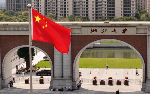 浙江大学坐落在浙江省省会杭州，是中国著名的高校之一。（浙江大学官网）