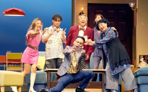 台湾绿光剧团《人间条件八 – 凡人歌》主人公一直梦想中彩票，演出普罗大众的内心想望。（滨海艺术中心提供／张大鲁摄）