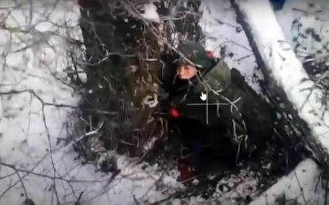 乌克兰特种作战部队发布了一系列无人机空拍视频，18日在网上广为流传。画面显示朝鲜士兵成了无人机锁定的目标，镜头拉进时可看到朝鲜士兵脸上表情极度恐慌。（取自泽连斯基X平台）