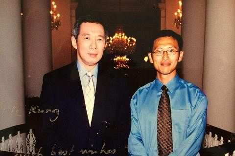 卫生部长王乙康（右）在李显龙总理（左）当年还是副总理的时候，担任他的首席私人秘书。这张照片是李总理即将宣誓为总理当天拍的。（取自王乙康脸书）