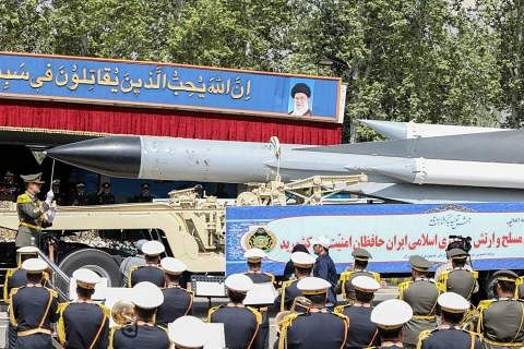 4月17日，伊朗在德黑兰举行建军节阅兵仪式，展示他们的导弹。（法新社）