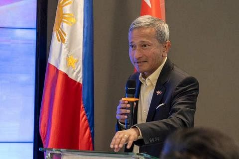 维文星期三（4月17日）访问克拉克新城时，向菲律宾官员发表讲话。（取自维文脸书）