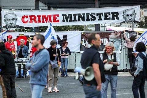 以色列与伊朗的紧张局势不断升级，进而导致以哈停火谈判复杂化。一些以色列民众星期三在特拉维夫举行反政府示威，指责以色列总理内坦亚胡是“罪犯”。（法新社）