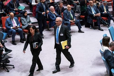 美国18日在安理会否决巴勒斯坦申请成为联合国正式会员国的决议草案后，巴勒斯坦立法委员会成员阿布-阿穆尔（中）走出会场。（路透社）