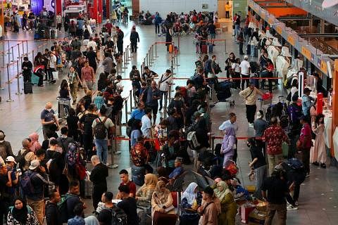 印尼北苏拉威西省的鲁昂火山喷发，估计至少30趟从马来西亚首都吉隆坡往返沙巴、砂拉越及文莱的航班取消，大批乘客滞留在吉隆坡第二国际机场。（马新社）