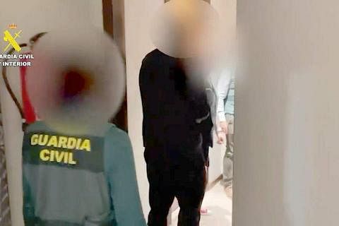 西班牙国民警卫队到涉案男子（黑衣）下榻的酒店，将他逮捕归案。（取自西班牙国民警卫队社媒X）