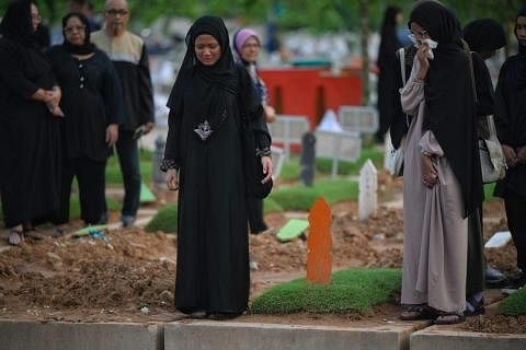 上百人出席阿菲法葬礼送她最后一程，不少身着黑裙的少女掩面流泪。（海峡时报）