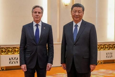 中国国家主席习近平（右）星期五下午在北京人民大会堂与美国国务卿布林肯会面。（路透社）