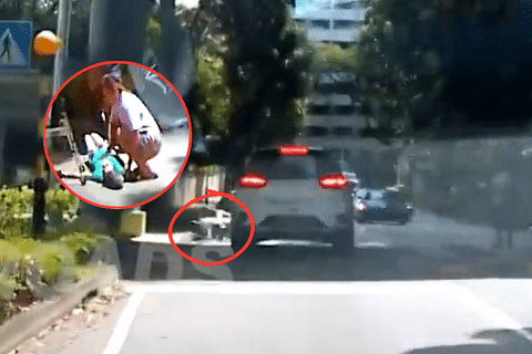 录像画面显示，目击车祸的车主观察老妇至少被撞击出1.5米远，随后有几名公众上前伸出援手。（取自ROADS.sg脸书）