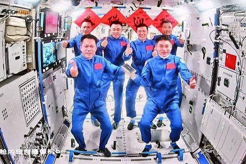 神舟十八号航天员乘组4月26日在北京航天飞行控制中心与神舟十七号航天员拍摄合照。（新华社）