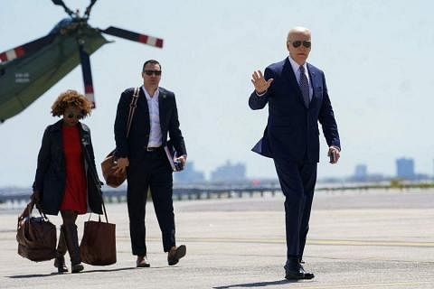 美国总统拜登（右一）星期五（4月26日）从纽约飞回华盛顿。（路透社）
