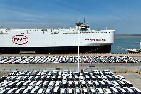 江苏省连云港码头上，大批比亚迪电动汽车正准备通过邮轮出口到巴西。中国新能源汽车的产能过剩问题引发欧美国家关切。（路透社）