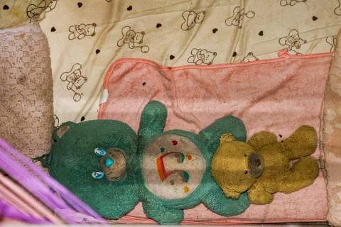 在其中一个摊位内可见一张床褥，上面摆着两只看似破旧的玩具熊。（陈斌勤摄）