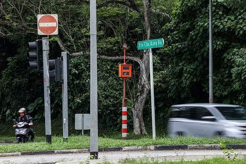 不少群众发现全岛多个路口的闯红灯摄像机上已竖起一支类似天线的探测器。（关俊威摄）