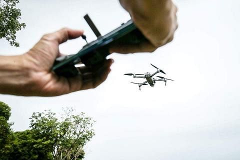 一名中国游客在国会大厦附近放飞无人机被警方带走助查。（档案示意图）