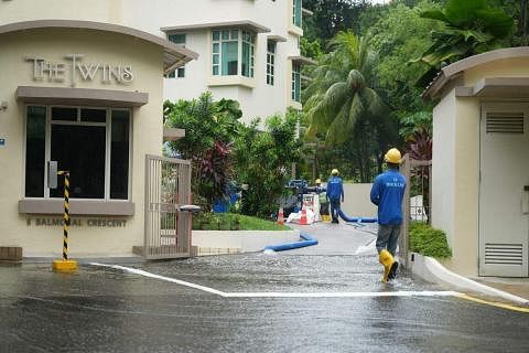 公用局是在早上7时55分接到新加坡民防部队通报后，与民防部队和公寓管理代理方一起部署了排水泵，将地下停车场的水抽出。（谢智扬摄）