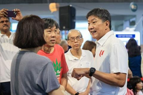 职总秘书长黄志明（右）星期六（5月4日）上午出席隶属宏茂桥集选区的惹兰加由分区庆祝劳动节的邻里派对。（吴先邦摄）