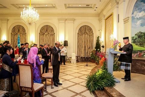 马来西亚元首苏丹依布拉欣（台上）星期一在国宴上发表祝酒词后，向尚达曼总统（中）和其他宾客举杯。（叶振忠摄）