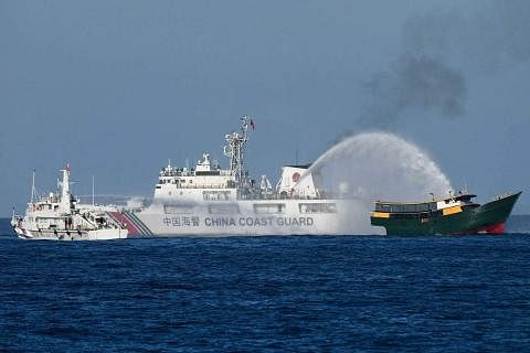 菲律宾指中国海警船5月4日在南中国海争议水域的仁爱礁附近，向菲律宾补给船（右）发射水炮。图为摄于3月5日的档案照。（法新社）