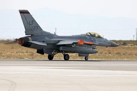 新加坡空军部队一架F-16战机星期三中午起飞出现问题，飞行员按紧急程序应对，成功弹射逃生。飞机随后在登加空军基地内坠毁。图为一架参加2023年“铸刀”演习的F-16型战机，与涉事战机无关。（档案照片）
